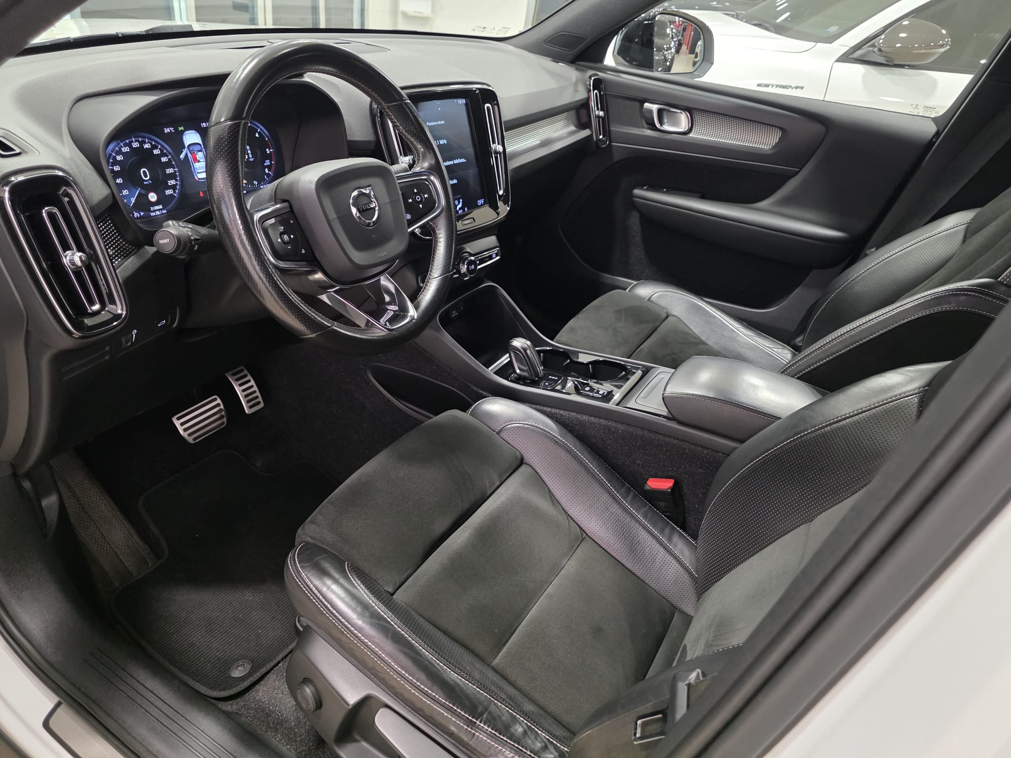 Volvo XC40 2.0 d3 R-design 150 Cv auto my21